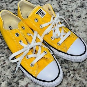 Yellow Converse, like new. Unisex